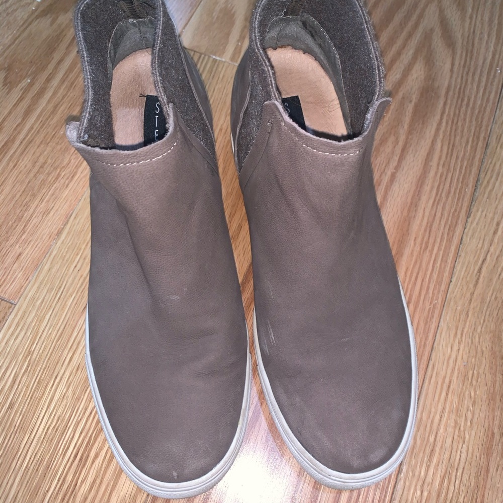 Wedged sneaker